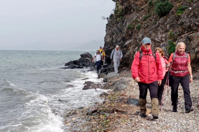 Mudanya'da doğa gönüllüleri şehitler anısına yürüdü