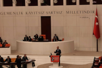 TBMM'DE "FREE İMAMOĞLU" GERGİNLİĞİ! CHP'DEN PANKARTLI TEPKİ: "ALIŞACAKSINIZ BUNA"