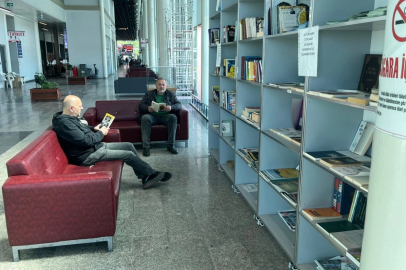 Ordu'da yolcular otobüslerini kitap okuyarak bekliyor