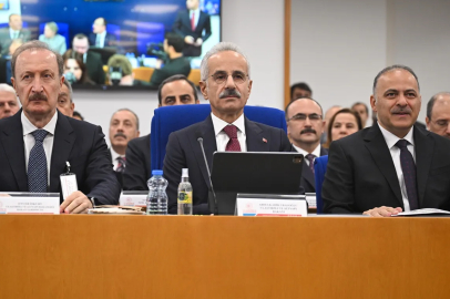 Bakan Uraloğlu’ndan CHP’lilere sert çıkış: “Tüm engellemelere rağmen o yollar yapılacak”