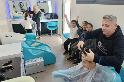 Antalya Büyükşehir Mobil Kuaför Tırı öğrencilerin hizmetinde