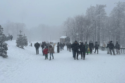 Ailele ve çocuklar Kartepe'de karın keyfini çıkardı