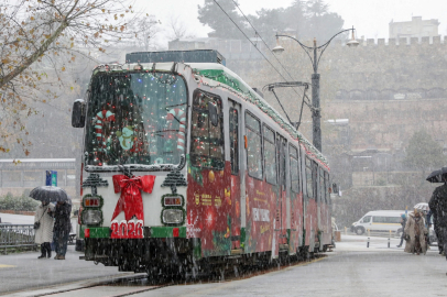 Bursa'da nostaljik tramvay süsleriyle yeni yılın simgesi oldu