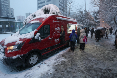 İstanbul Bakırköy'de karda sıcak çorba keyfi