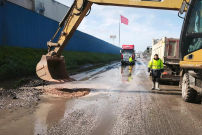 İzmir'de aşırı yağış sonrası kapanan yollar bir bir açılıyor