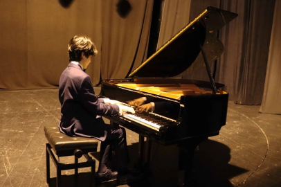 İstanbul Maltepe’de genç piyanist Tolga Bilget sahne aldı