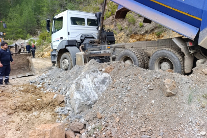 Alanya’da heyelan ve göçük sonrası Büyükşehir’den yoğun mesai