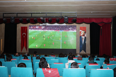 Bursa Osmangazi’de dev ekranda milli coşku